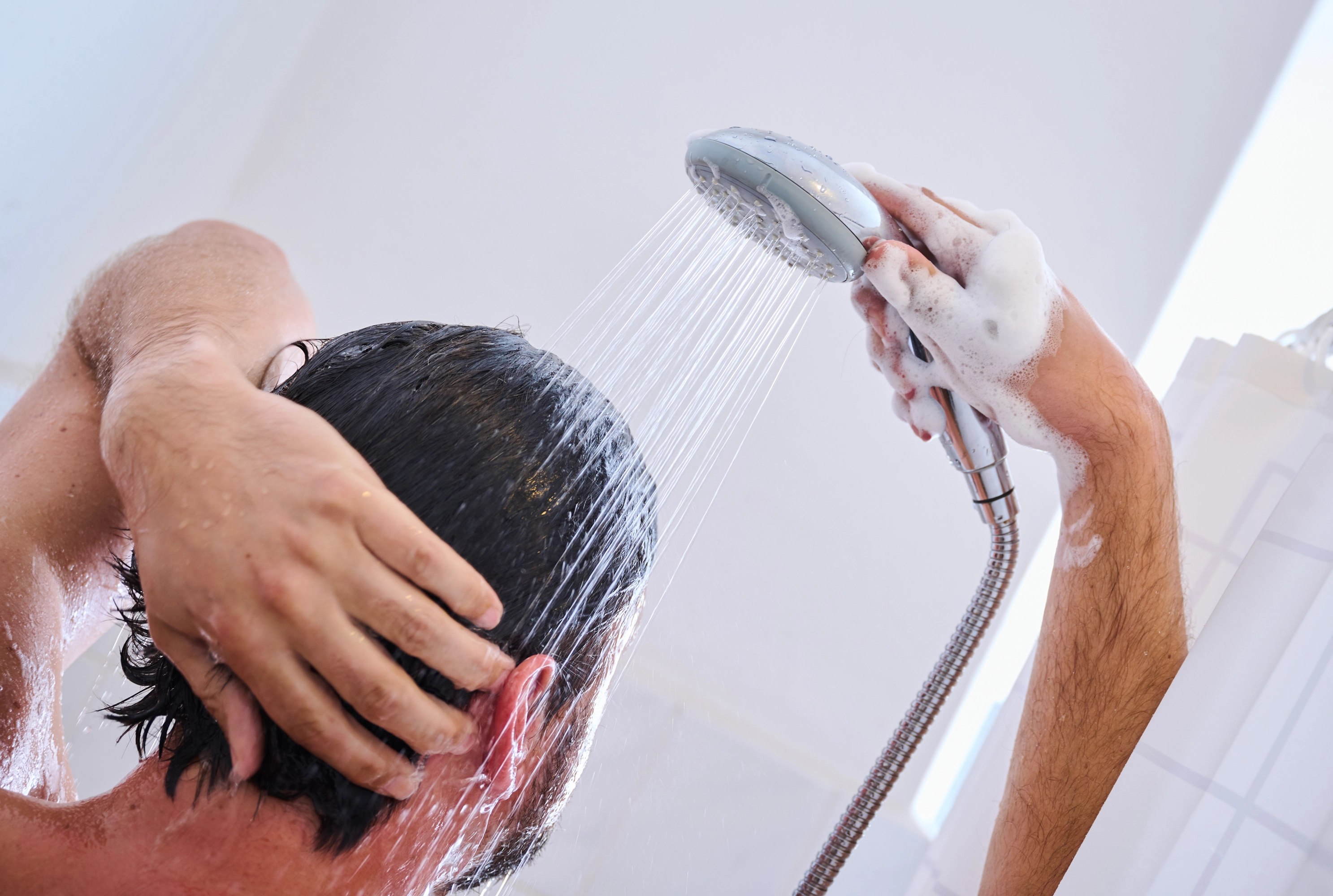 Estos son los productos que nunca deberías guardar en el cuarto de baño: "Es uno de los peores lugares"