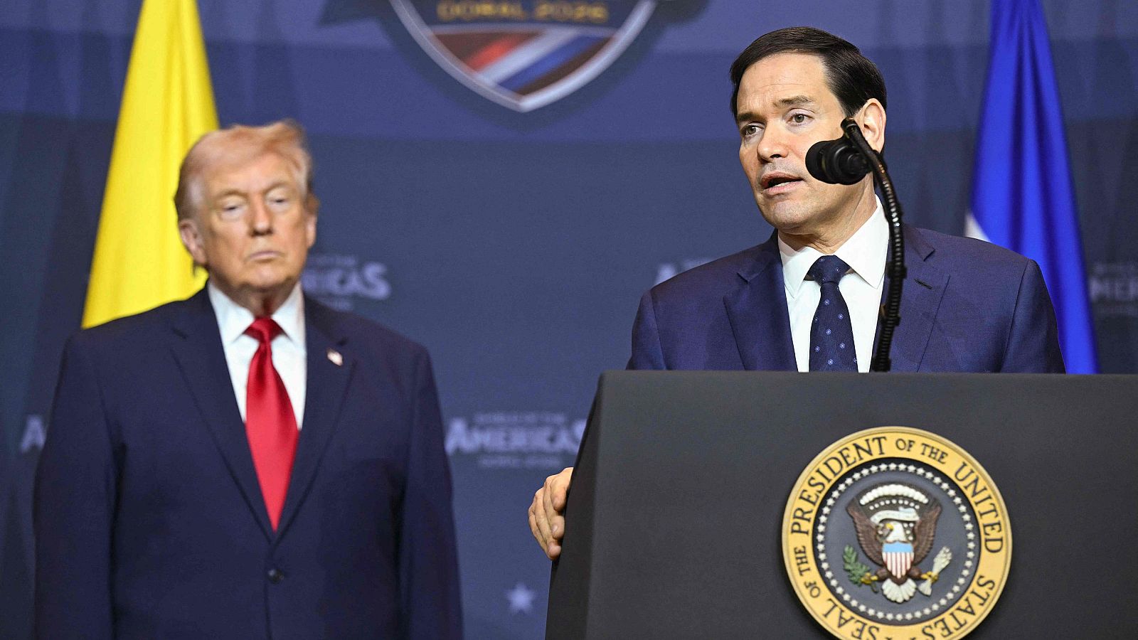 Trump afirma que Cuba está "en sus últimos momentos de vida" y dice que negocia ya con La Habana